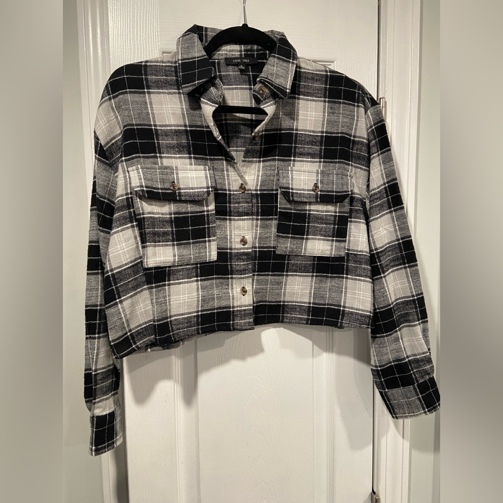NWT Tilly’s Love Tree Size S Black White Plaid Cropped Flannel Button Down Shirt